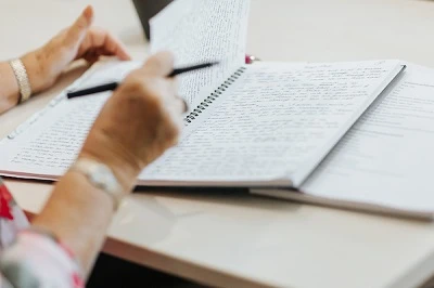 Person turning the pages of a notepad